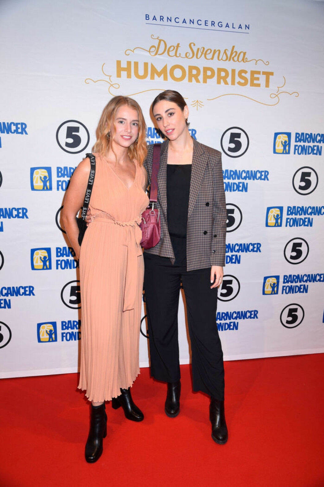 Clara Henry och Madeleine Martin. Clara Henry och Madeleine Martin på röda mattan på Barncancergalan 2019