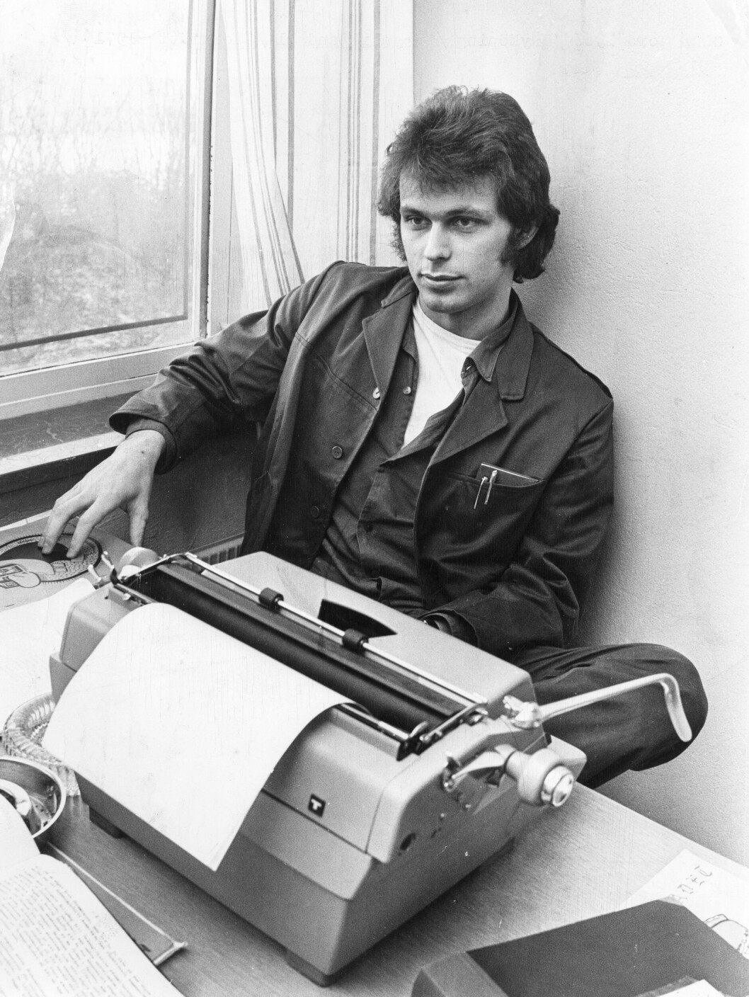 Clark Olofsson, 24, på Kumlabunkern, ordförande i förtroenderådet och chefredaktör för fångarnas egen tidning Betong-Bladet. Året är 1971. clark olofsson 1971
