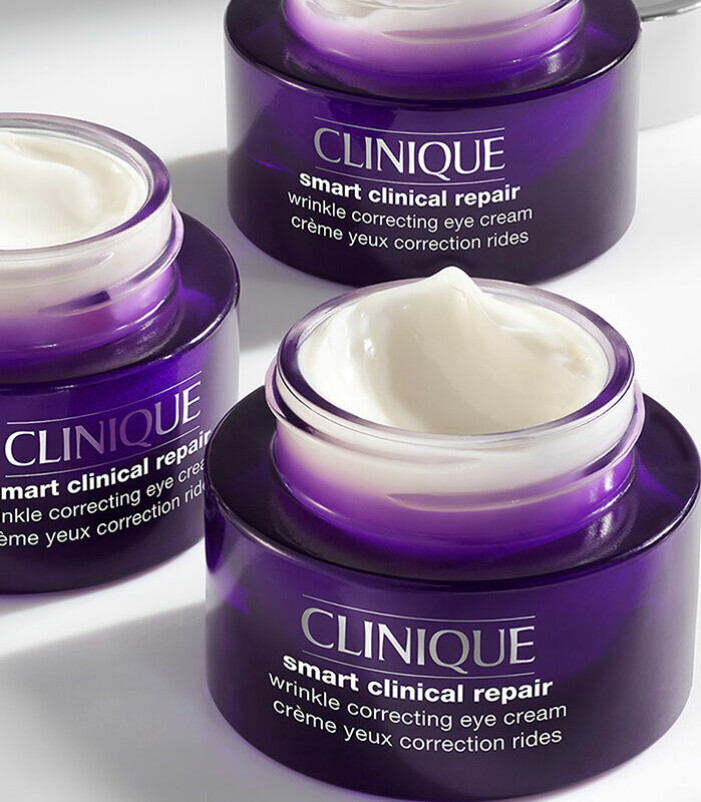 Addera en närande ögonkräm <a rel="nofollow" href="https://www.clinique.se/produkt/1683/94055/hudpleje_/oejen-laebepleje/clinique-smart-clinical-repair-wrinkle-correcting-eye-cream?size=15_ml">Smart Clinicial Repair Wrinkle Correcting Eye Cream</a>, 585 kr. Clinique Smart Clinicial Repair Wrinkle Correcting Eye Cream