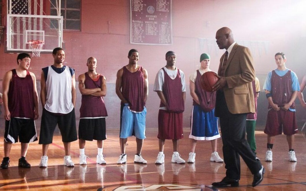 Coach Carter lär spelarna hur de inte ska dribbla bort plugget. Baskettränare pratar till spelarna.