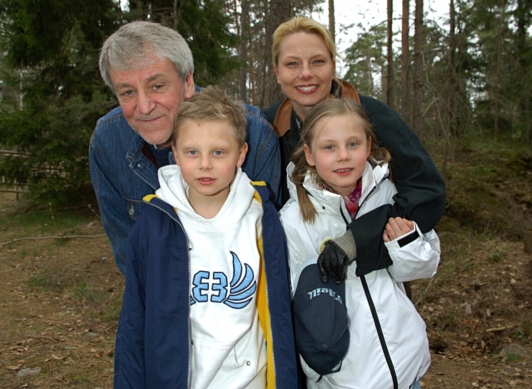 Colin Nutley och Helena Bergström med barnen Tim och Molly år 2005. colin nutley med hustrun helena och barnen