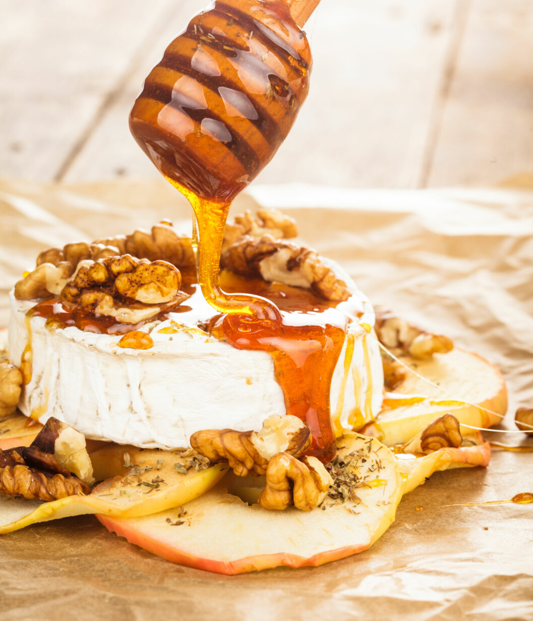 Ugnsbakad camembert med valnötter och varm honung
