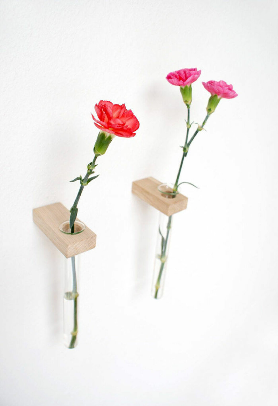 Foto: <a href="https://crowdyhouse.com/shop/wall-vases-tubes/" target="_blank" rel="noopener">Crowdyhouse</a> vägghängda vaser för snittblommor