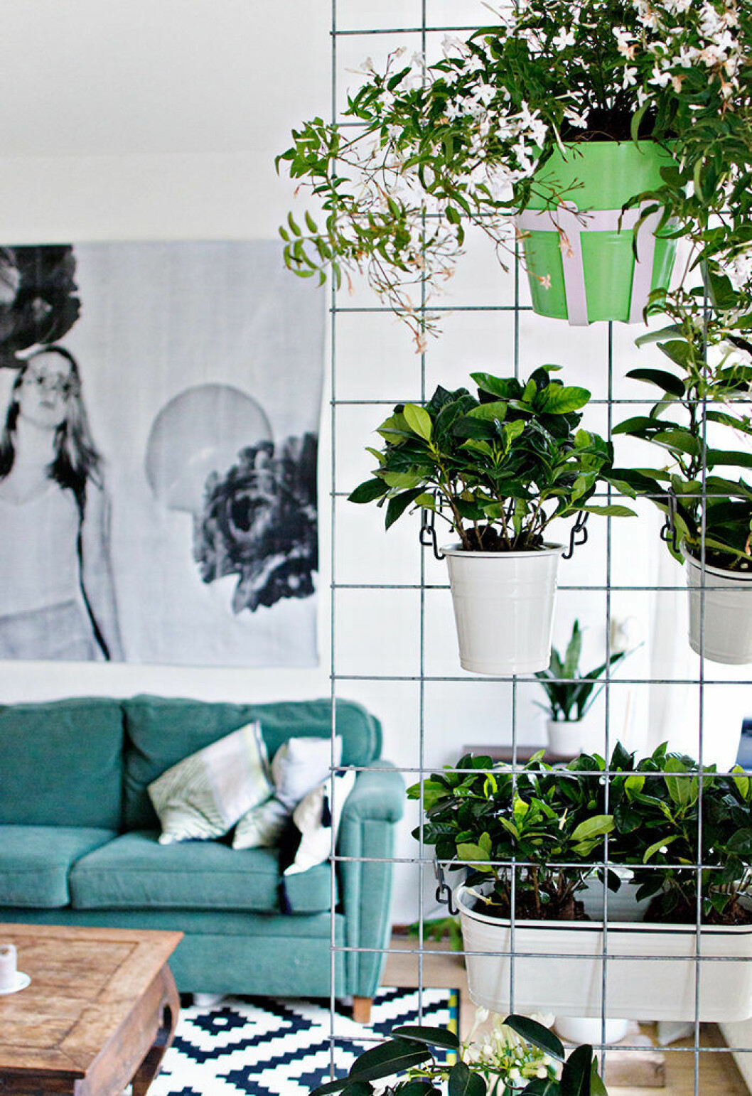 Foto: <a href="http://www.lanaredstudio.com/2016/03/green-diy-wall-planter.html" target="_blank" rel="noopener">Lana Red Studio</a> Inred med en minimalistisk spaljé inomhus