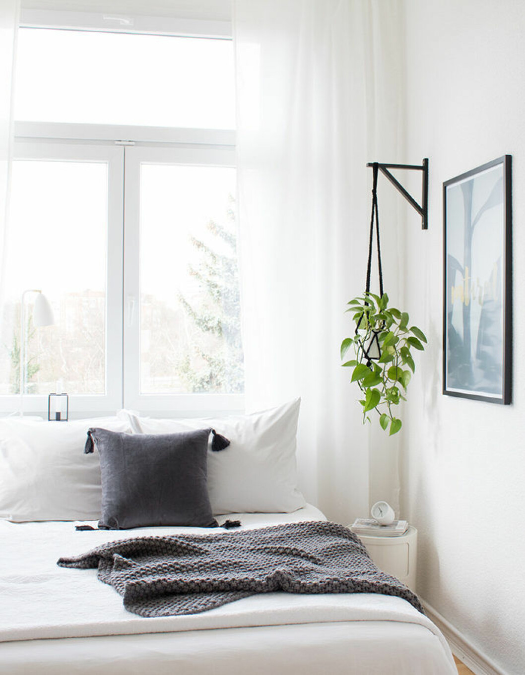 Foto: <a href="https://www.itsprettynice.com/diy-hanging-planter/" target="_blank" rel="noopener">itsprettynice.com</a> Amplar är ett smart compact living-knep för att få in grönska