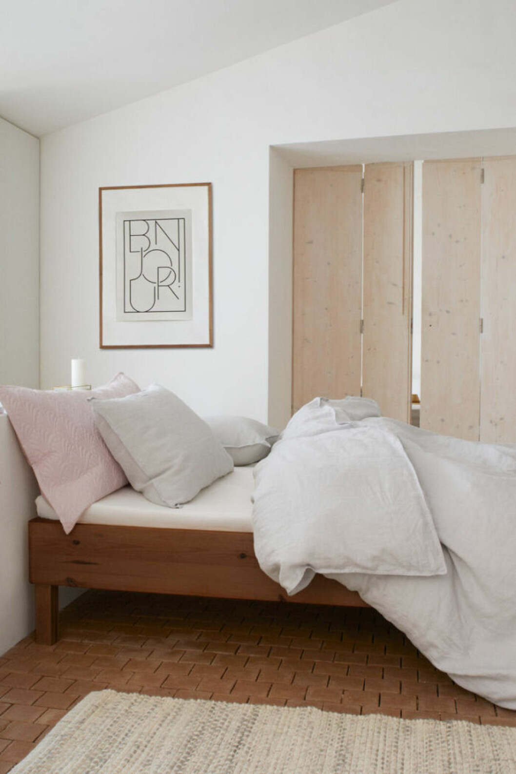 Foto: H&M home Skapa rum i rummet i sommarstugan med en skärmvägg eller vikbar dörr