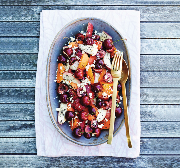 En lite lyxigare fruktsallad, fräsch och snabbgjord. Dressingen med vallmofrön ger härlig smak och knaprighet. Stenfruktssallad med apelsinsyrup