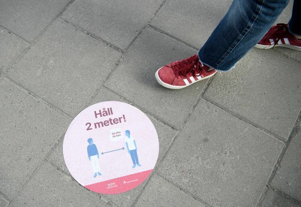 Runt om i landet möts vi av skyltar som uppmanar att hålla avstånd. folk håller avstånd under corona