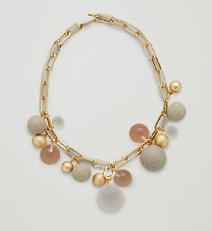 Halsband, 690 kr, Cos. <a target="_blank" rel="nofollow" href="https://track.adtraction.com/t/t?a=1303646841&as=1218462148&t=2&tk=1&epi=an-statementaccessoarer&url=https://www.cosstores.com/en_sek/women/accessories/jewellery/necklaces/product.beaded-chain-necklace-gold.0926761001.html">Klicka på bilden för att komma direkt till produkten!</a> Halsband med gulfärgad kedja och bollar och kulor i olika storlekar och material. bollarna är guldfärgade, beige och ljusrosa. Halsband från Cos.