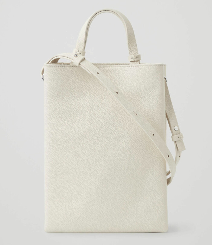 Väska i läder, 990 kr, Cos. Den finns <a target="_blank" rel="nofollow" href="https://track.adtraction.com/t/t?a=1303646841&as=1218462148&t=2&tk=1&epi=cp-vitvaska&url=https://www.cosstores.com/en_sek/women/accessories/bags/product.mini-leather-tote-white.0809145005.html">här</a>. Gräddvit väska i läder