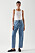 Modell med vitt linne och mellanblå jeans med högmidja och raka ben från Cos.