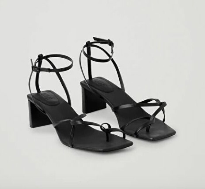 Sandaletter, Cos. <a href="https://track.adtraction.com/t/t?a=1303646841&as=1218462148&t=2&tk=1&epi=an-stylabaddrakten&url=https://www.cosstores.com/en_sek/women/accessories/shoes/product.strappy-heeled-sandals-black.0999514001.html">Klicka på bilden för att komma direkt till produkten!</a> Sandaletter med tunna remmar i skinn från Cos. Platt medelhög klack. Sandaletter från Cos.