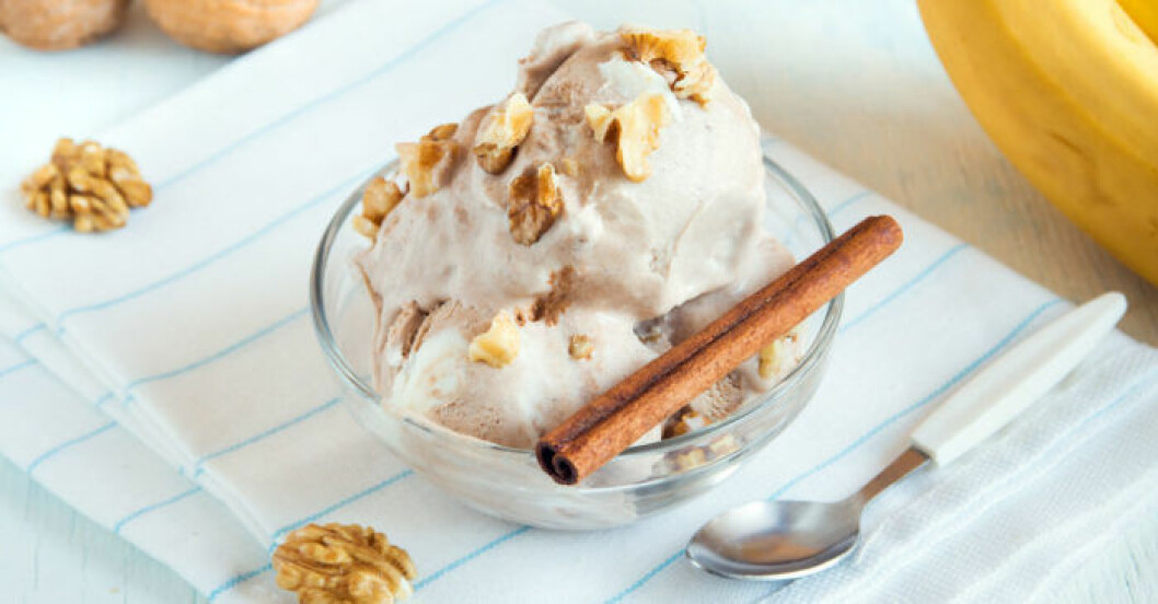 Nice cream på banan, smaksatt med kanel och toppad med nötter. Perfekt och du är sugen på glass. Nice cream på banan, smaksatt med kanel och toppad med nötter. Perfekt om du är sugen på glass.