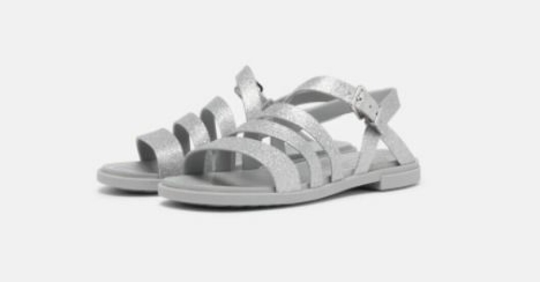 Badsandaler, Crocs. Silverfärgade platta remsandaler. Sandaler från Crocs.