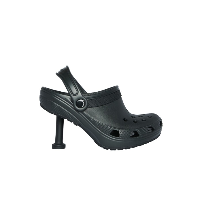 Bild på en svart Crocs med stilettklack. Ett samarbete med Balenciaga och Crocs.