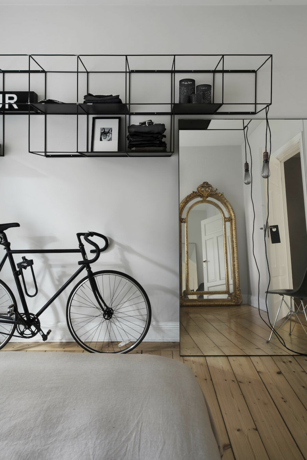 Hyllan i sovrummet hängde tidigare i V Ave Shoe Repairs butik i Bibliotekstan. Cykel från Bikeid och guldspegel från Lauritz. Sladdlampa från Frama med led-lampa från Buster + Punch. Cykel från Bikeid, guldspegel från Lauritz. Sladdlampa från Frame med led-lampa från Buster + Punch hemma hos Michelle Meadows.