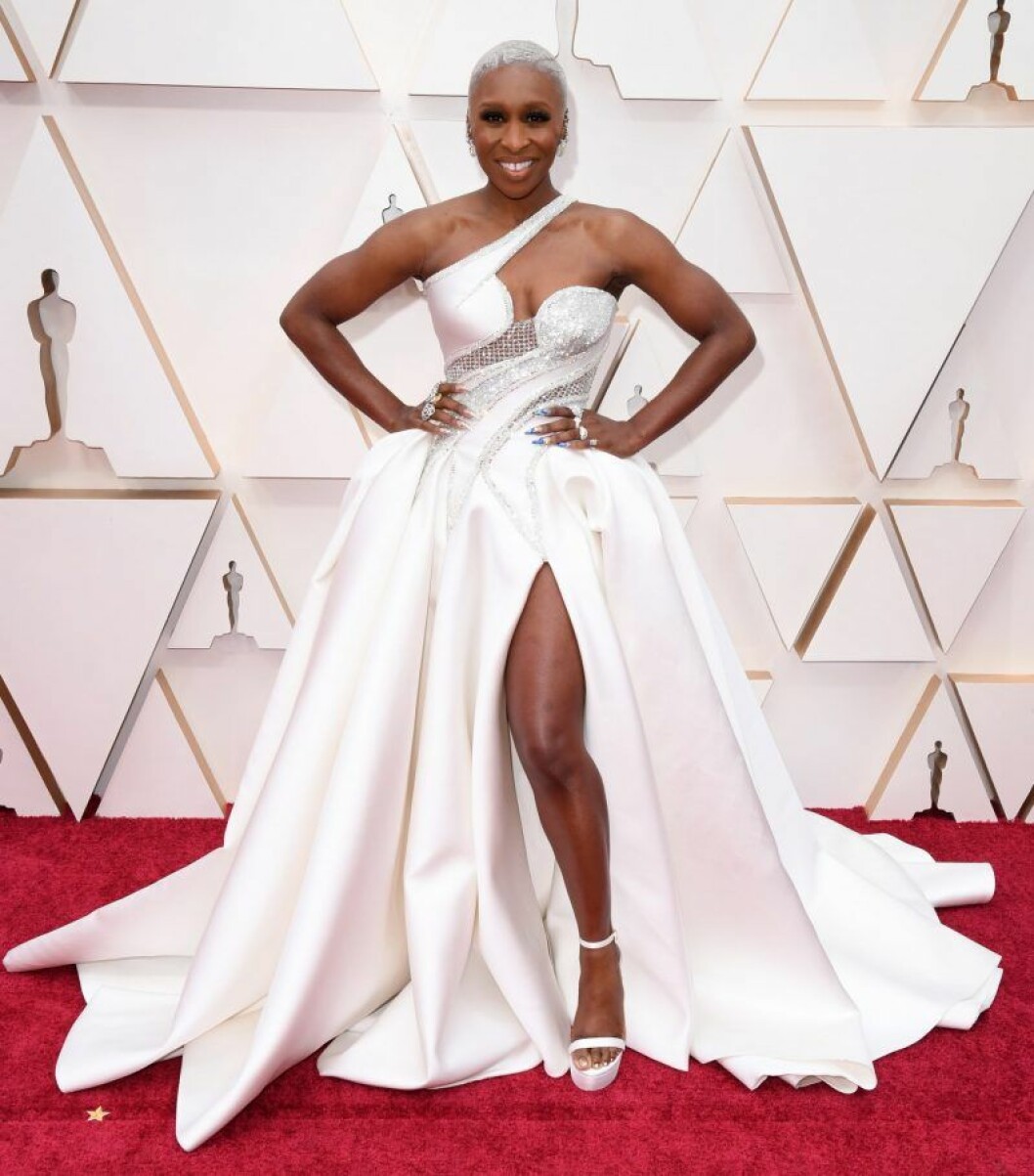 Cynthia Erivo. Cynthia Erivo i vit klänning på röda mattan