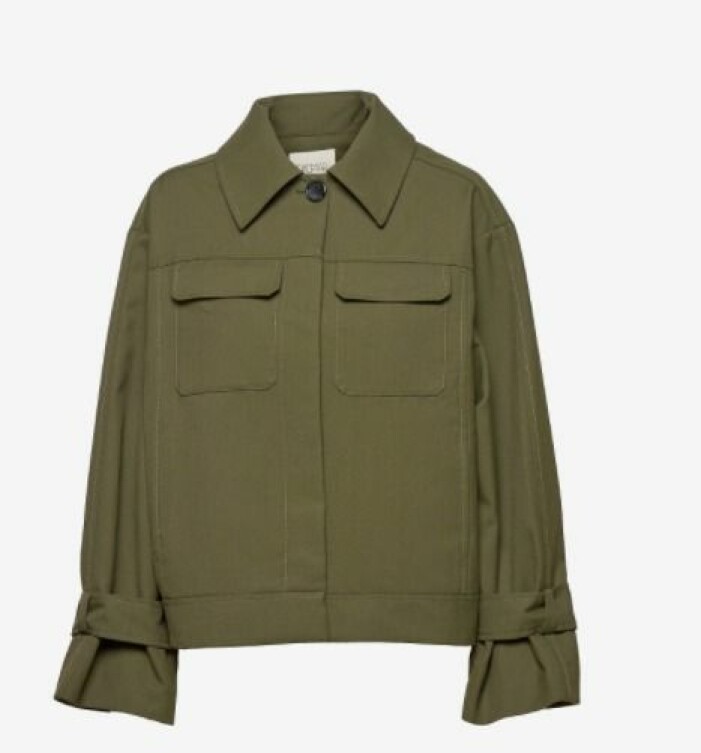 Jacka, Dagmar. Militärgrön jacka med fickor på brösten. Jackan är dressad med krage och band i ärmsluten. Jacka från Dagmar.