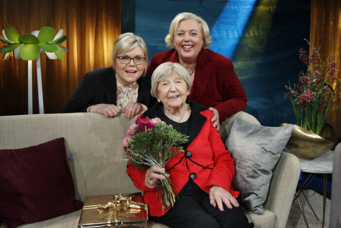 År 2017 var Dagny Carlsson med i SVT-programmet <span class=" italic" data-lab-italic_desktop="italic">Fråga Doktorn</span>. Här ser vi henne med programledare Suzanne Axell och husdoktor Gunilla Hasselgren. dagny i fråga doktorn