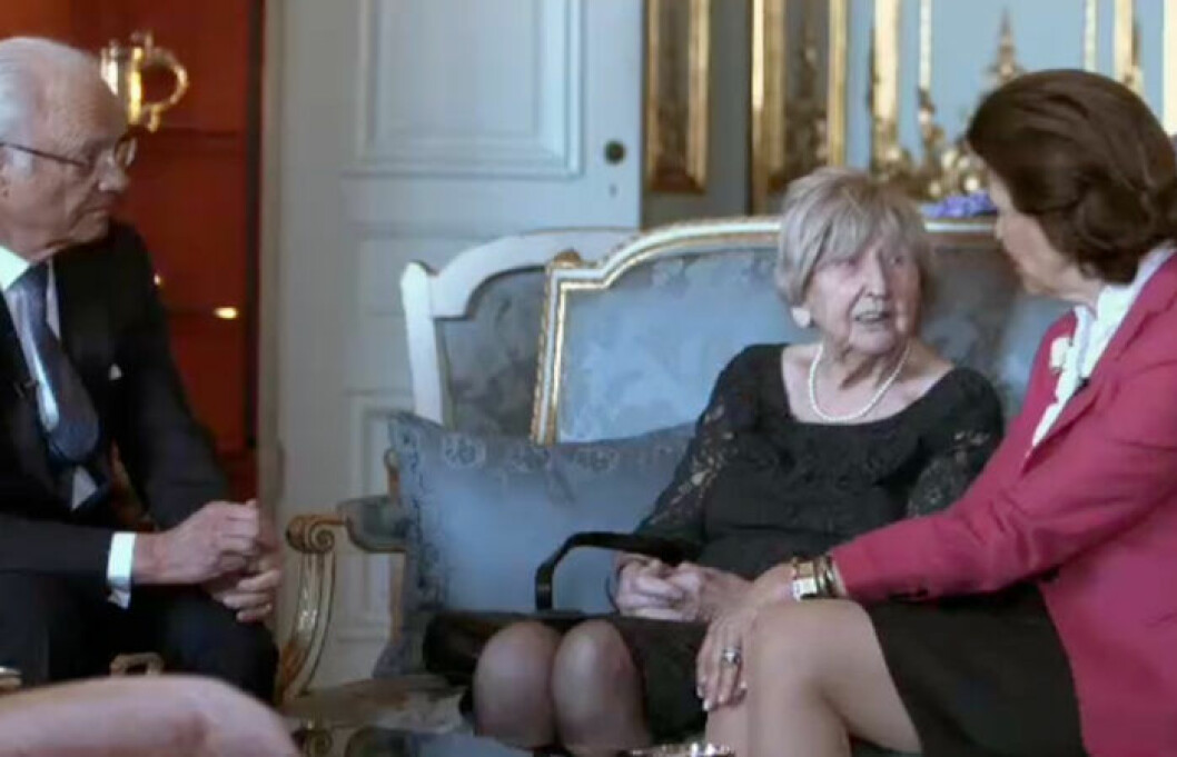 Även kungaparet har uppmärksammat Dagny Carlsson. Under besöket på slottet bjuder drottning Silvia även in bloggerskan till lunch på Solliden. ”Det skulle mormor vetat, säger Dagny Carlsson. Foto: Ur dokumentären/SVT Dagny Carlsson besöker slottet i ny dokumentär