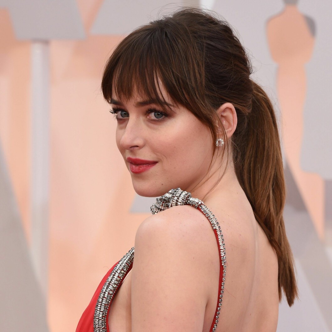 Dakota Johnson bär sin lugg både privat och på jobbet, det vill säga i sina filmroller. dakota johanson