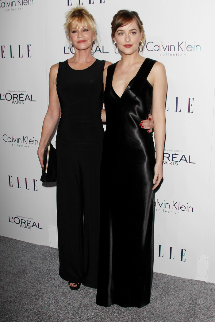 Dakota Johnson matchar mamma Melanie Griffith på röda mattan. Dakota Johnson matchar mamma Melanie Griffith på röda mattan.