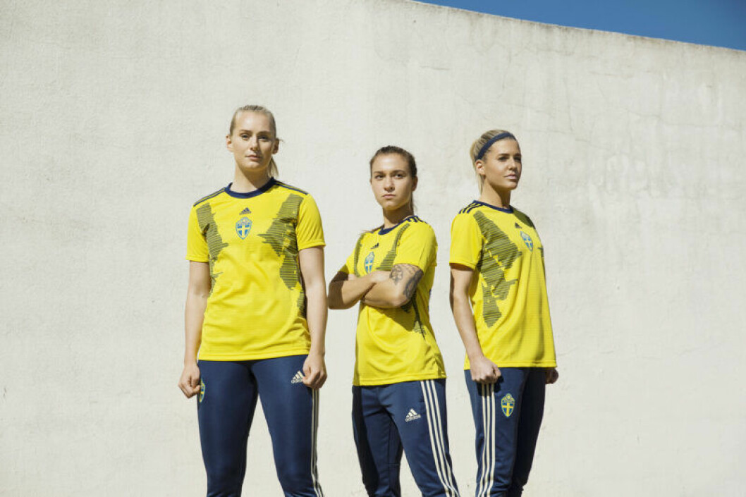 Damlandslaget i fotboll i nya VM-tröjor