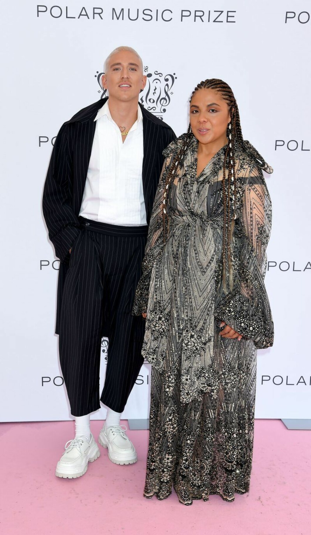 Danny Saucedo och Mapei. Danny Saucedo med sällskap på rosa mattan på Polarpriset 2019
