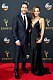David Schwimmer i svart kostym och Zoe Buckman i svart långklänning på röda mattan 