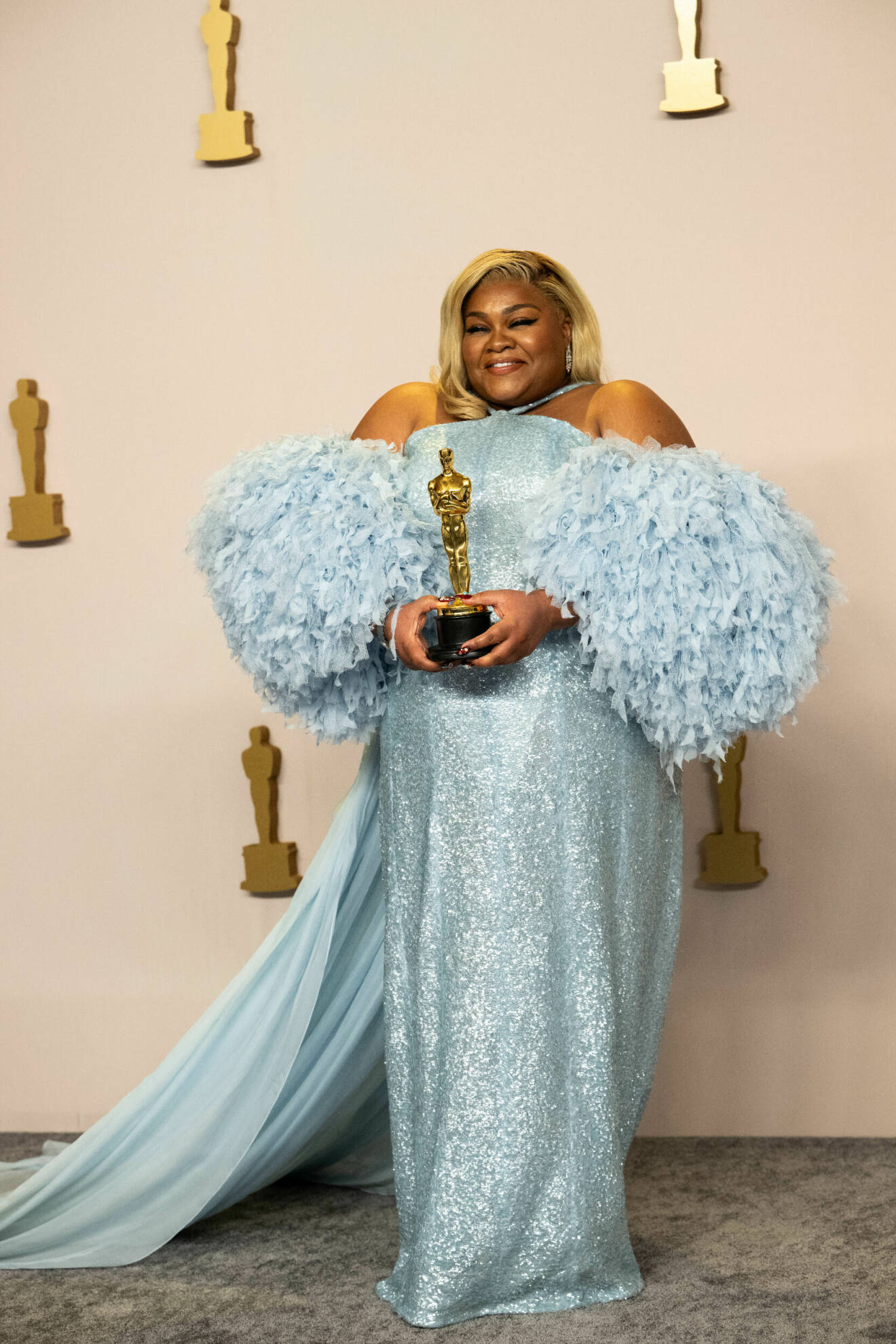 Da'Vine Joy Randolph i en ljusblå klänning med paljetter och fjädrar på Oscarsgalan 2024