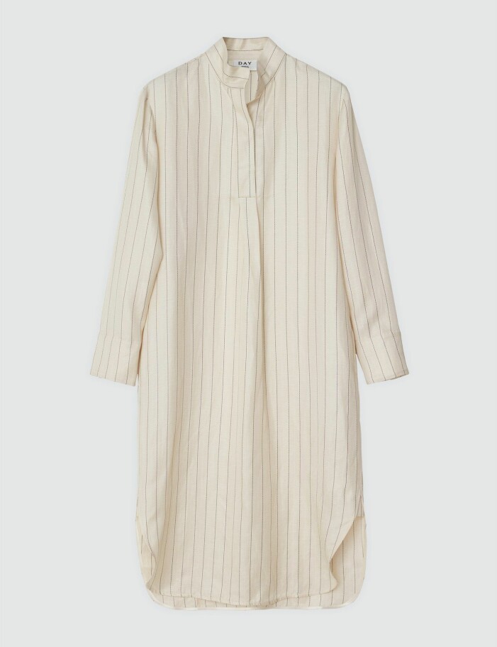 Skjortklänning, Day Birger et Mikkelsen. Beige skjortklänning med tunna, svarta ränder. Skjortklänning i lång modell från Day Birger et Mikkelsen.