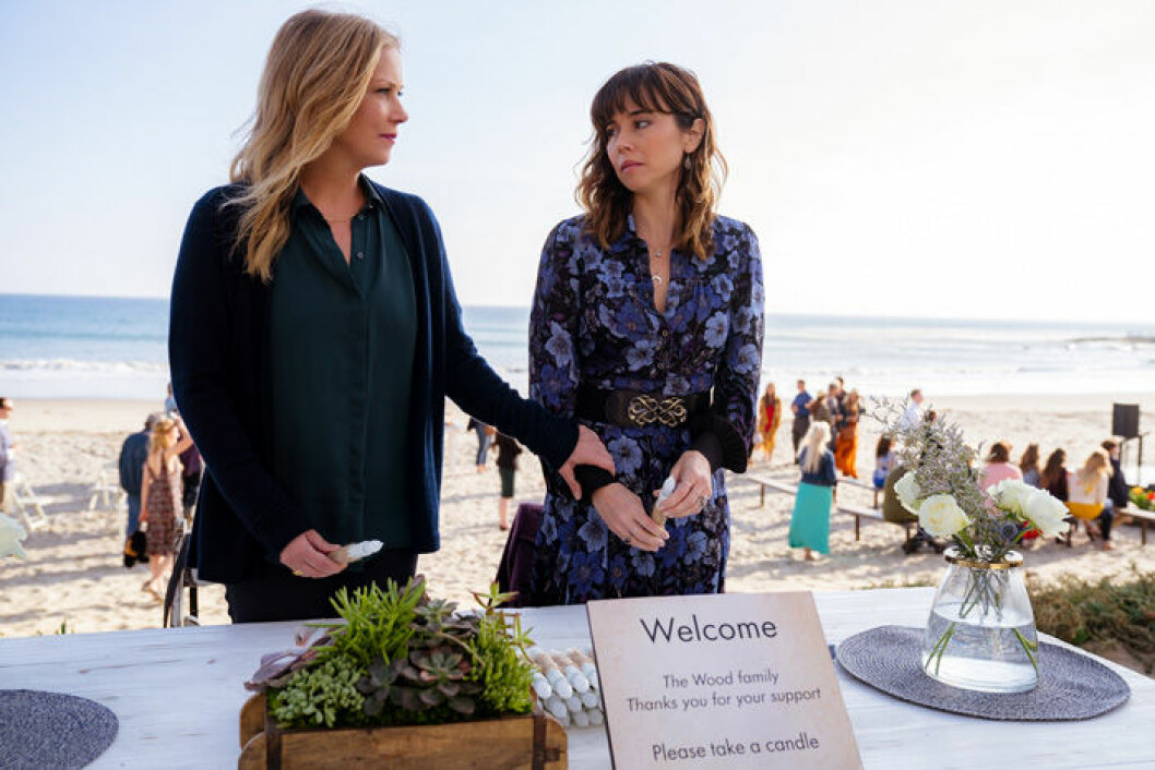 Christina Applegate och Linda Cardellini spelar huvudrollerna i tv-serien <em>Dead To Me</em>. En bild på Christina Applegate och Linda Cardellini i tv-serien Dead To Me på Netflix.