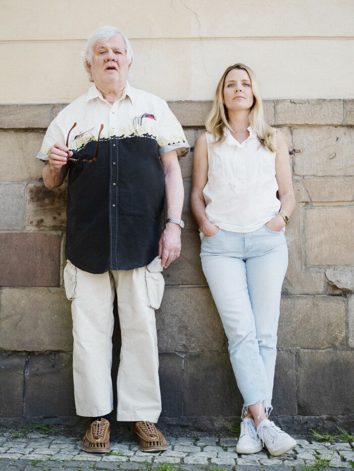 I Att segra är banalt avhandlar Carl Johan De Geer och Johanna Frändén allt från filosofi och feminism till fotboll och svordomar. Carl Johan De Geer och Johanna Frändén