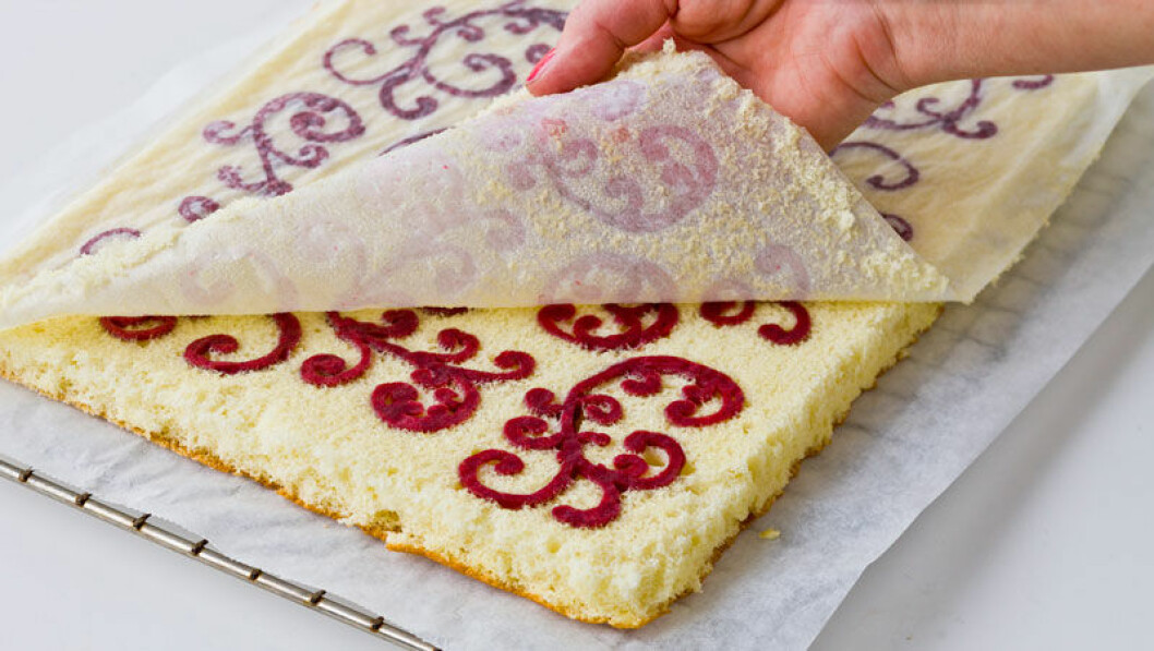 Sockra lätt på den nygräddade kakan och stjälp den upp och ner på ett smörpapper. Låt bottnen kallna innan bakpapperet varsamt dras bort. Om bottnen inte riktigt vill släppa bakpapperet fuktas ytan lätt innan det dras av. Täck med ett smörpapper och vänd åter bottnen med mönstret neråt. Dekorera rulltårta steg för steg