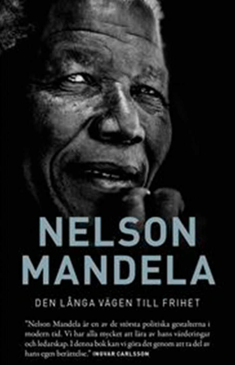 Nelson Mandelas livsöde i kampen om alla människors lika värde. Bokomslag till Den långa vägen till frihet- Bild på Nelson Mandela.