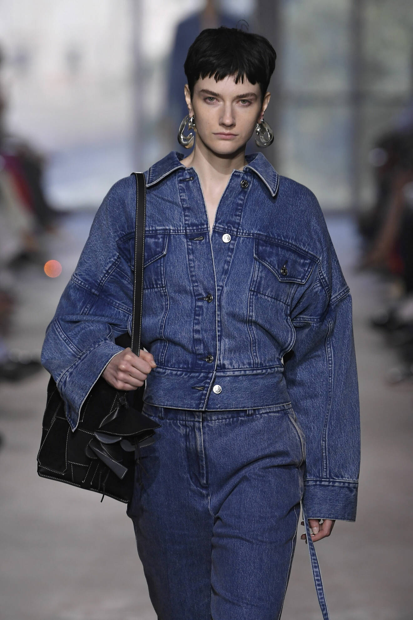 Jeans och denim är trendigt våren 2024.