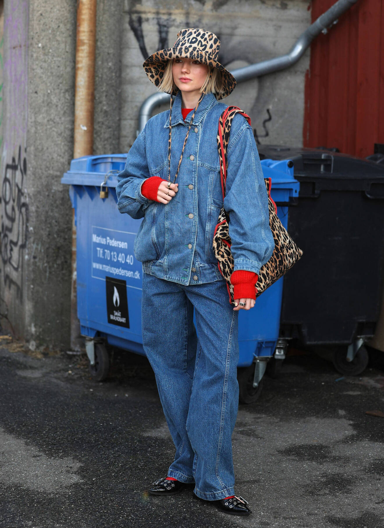 Gäst iklädd jeans och jeansjacka vid modeveckan i Köpenhamn.