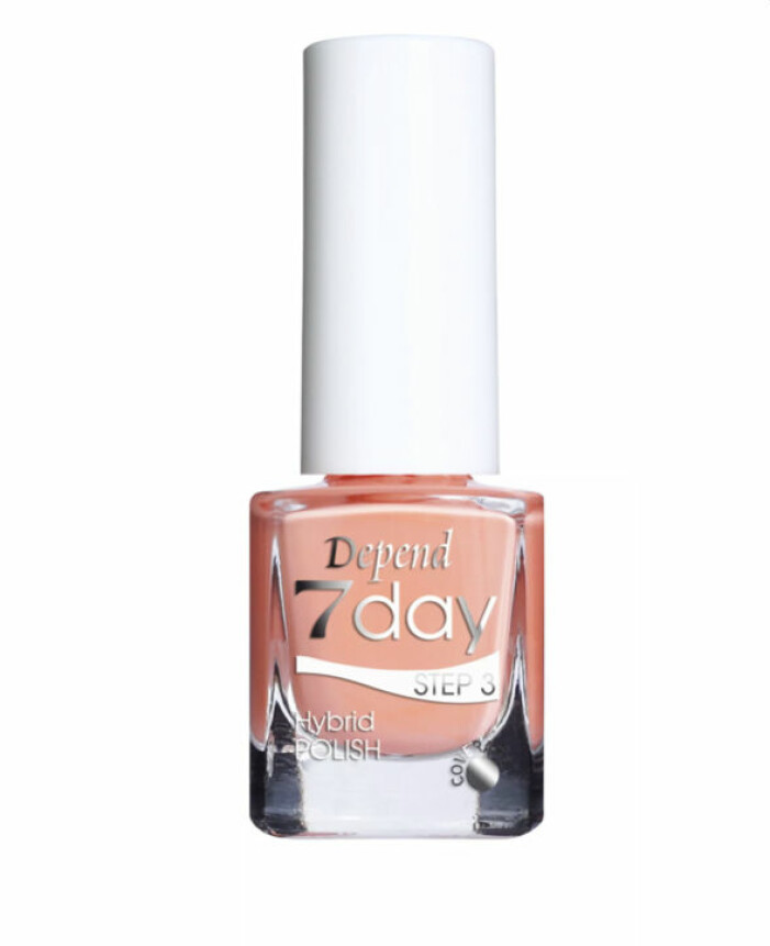 nagellack i ljus korallton