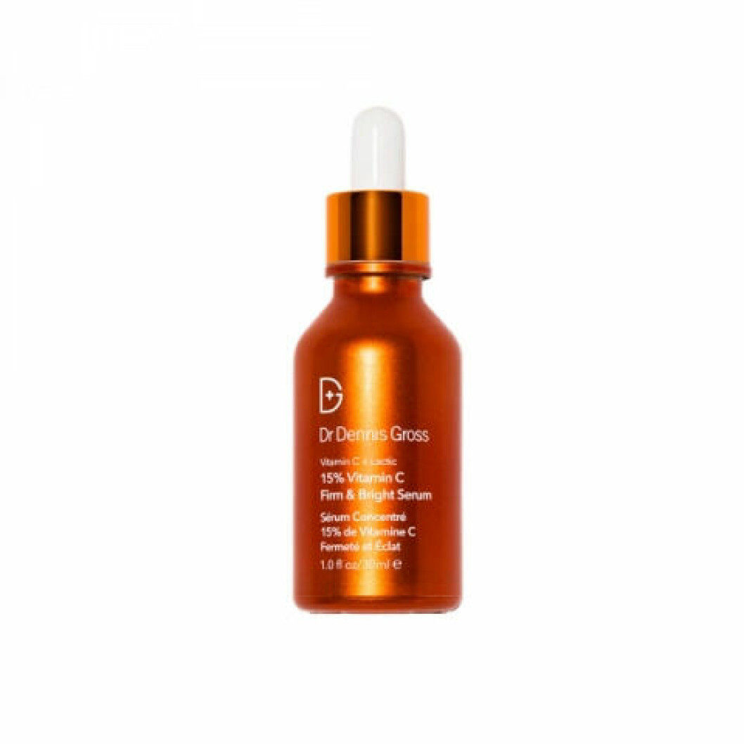 Erica Taylor använder ett serum med vitamin c från märket Dr Dennis Gross – <a target="_blank" rel="nofollow" href="https://www.hudoteket.se/dr-dennis-gross-vitamin-c-lactic-15-vitamin-c-firm-bright-serum?gclid=Cj0KCQjwjryjBhD0ARIsAMLvnF-t7w8WZcAzqA25d7KEtzo1hn2ErkR0BHvxBg6XQ-5axR9oxy6y0kwaAoryEALw_wcB">här kan du köpa det</a>.