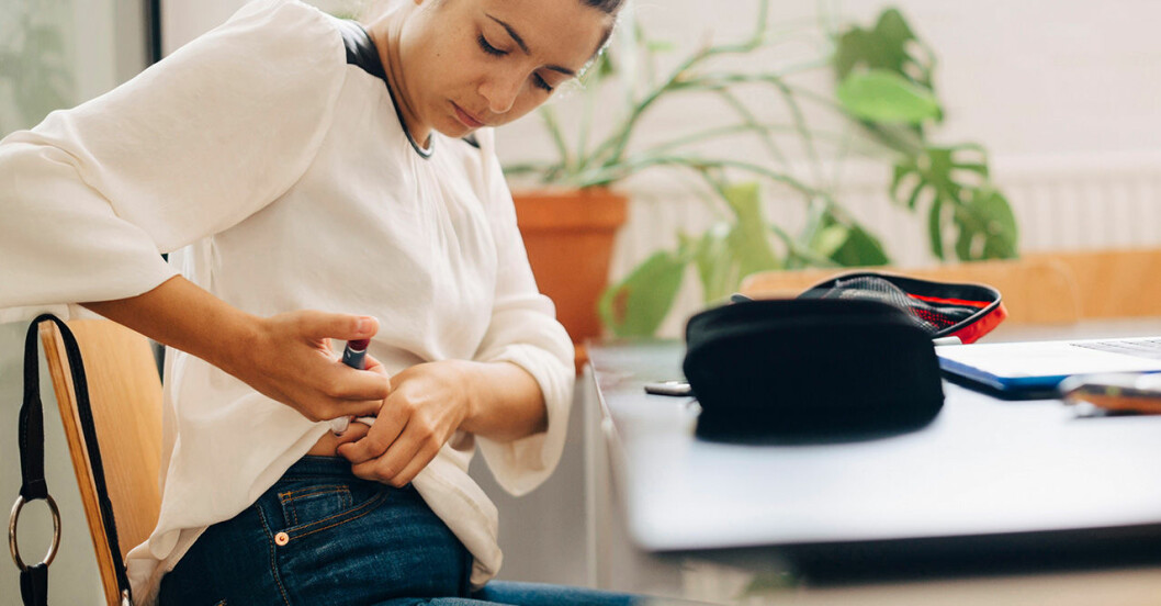 Kvinna som tar insulinspruta mot diabetes