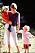 Prinsessan Diana i en skir maxikjol. I famnen bär hon ett barn och hon håller ett annat barn i andra handen. Bilden är tagen 1980 på förskolan där hon jobbade på innan hon gifte sig med Prins Charles.