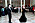 Prinsessan Diana dansar med skådespelaren John Travolta. Hon bär en svart långklänning med bara axlar och ett brett pärlhalsband. John har svart smoking.