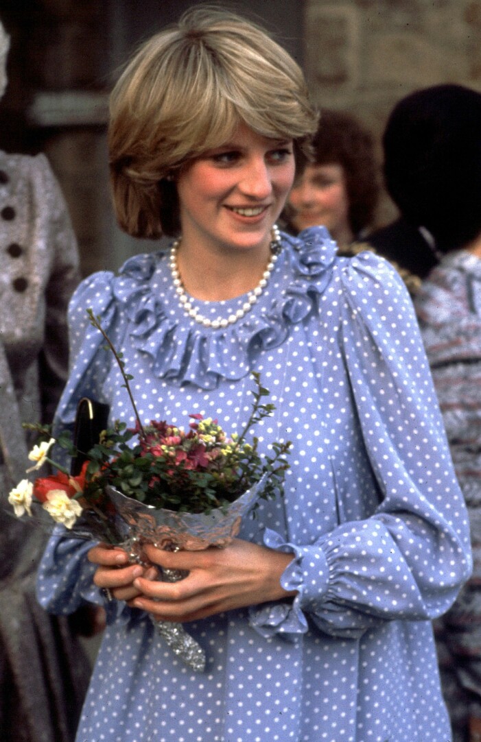 Puffärmarna är en av de hetaste detaljerna 2021. Prinsessan Diana i en blåklänning med vita prickar på. Klänningen har puffärmar och volangkrage. Till klänningen bär hon ett pärlhalsband.