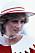 Prinsessan Diana i en röd blus med stor, vit krage på. Kragen är utskuren som en klassisk spetsduk och ger outfiten en romantisk touch. På huvudet har hon en röd och vitt hatt.