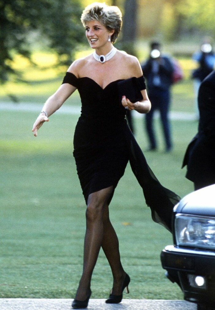 Diana i svart kort klänning