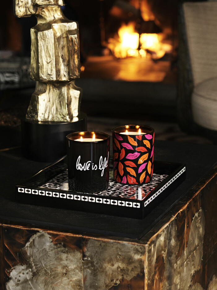 Doftljusen kommer bland annat i doft av cederträ och amberträ. Diane von Furstenberg x H&M Home, doftljus i flera sorter