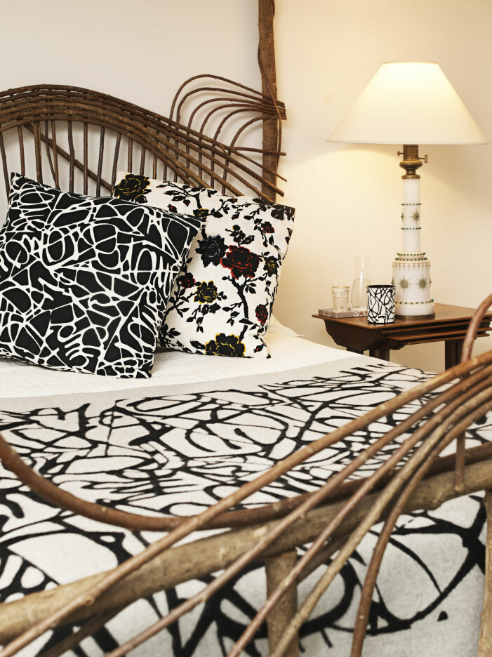 Utöver djurmönster ser vi en del grafiska mönster och blommönster i kollektionen. Diane von Furstenberg x H&M Home, mönstrade kuddar