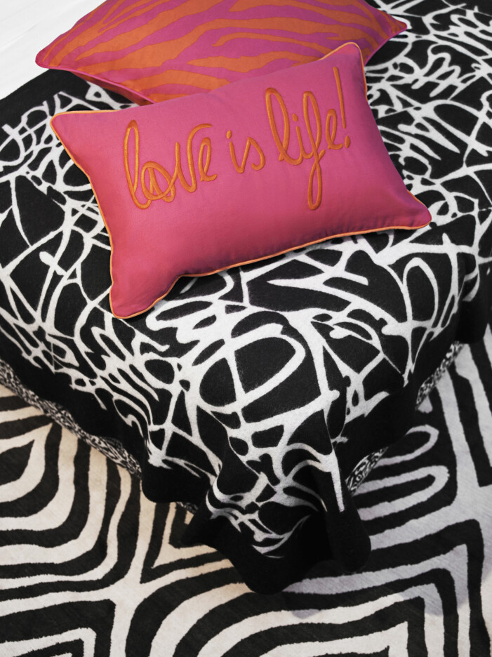 Samarbetet innehåller en rejäl dos textilier, från kuddar och sängkläder till mysiga plädar. Diane von Furstenberg x H&M Home, kuddar med citat