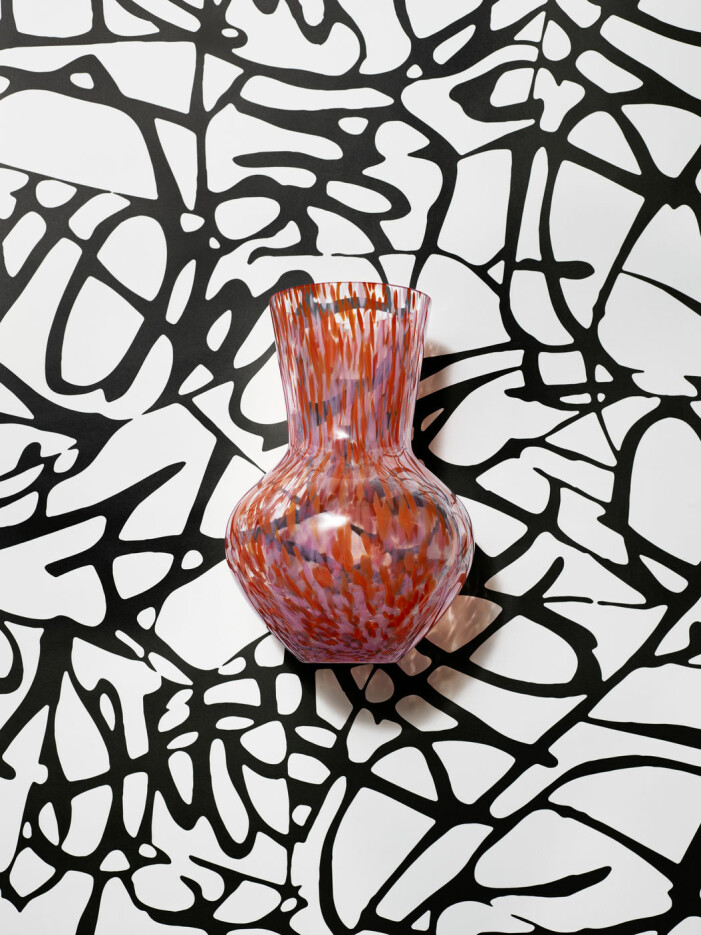 Två av Diane von Furstenbergs favoritkulörer är orange och rosa, något vi ser spår av i samarbetet. Diane von Furstenberg x H&M Home, mönstrad vas