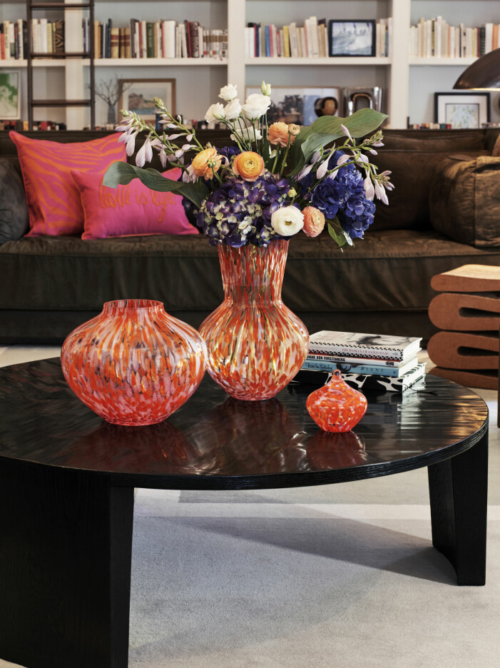 Mönstrade vaser i orange, rött och rosa, kommer i flera storlekar. Satsa på en eller styla med flera i grupp. Diane von Furstenberg x H&M Home, rosa och orangea vaser i olika storlekar
